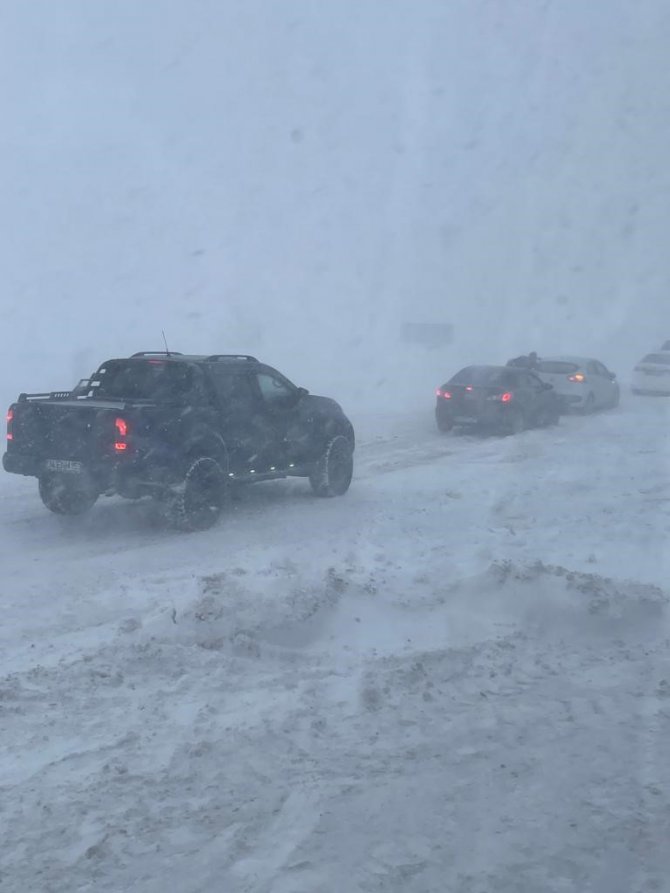 Yolda Kalan Yardım Tırları Kurtarıldı