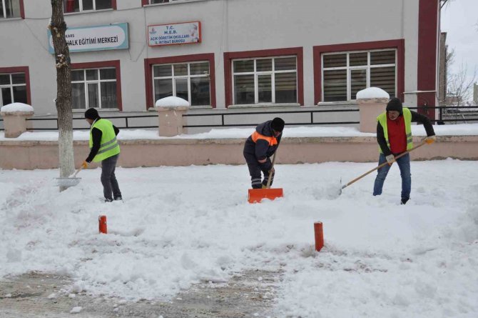 Kars Belediyesi Kaldırım Ve Yolların Karını Temizliyor