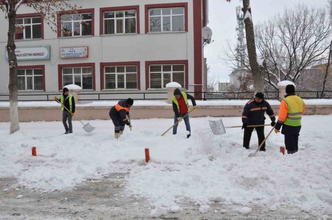 Kars Belediyesi Kaldırım Ve Yolların Karını Temizliyor