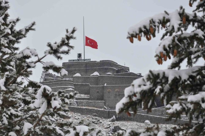 Kars’ta Bayraklar Yarıya İndirildi