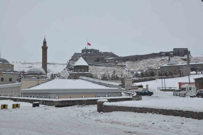 Kars’ta Bayraklar Yarıya İndirildi