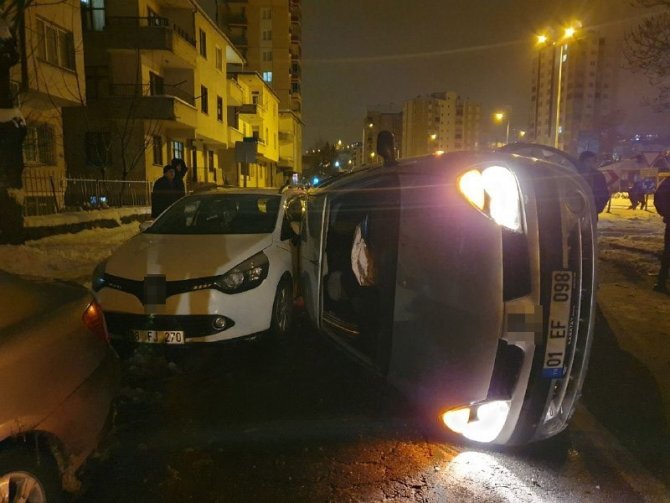Refüje Çarpan Otomobil Park Halindeki Aracın Üzerine Devrildi