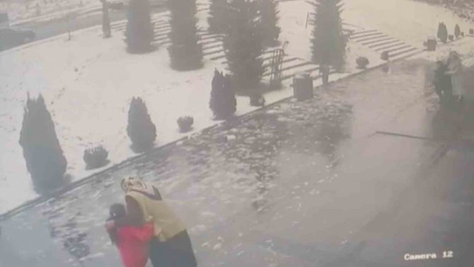 Yıkılan Minarenin Altında Kalmaktan Son Anda Kurtuldular