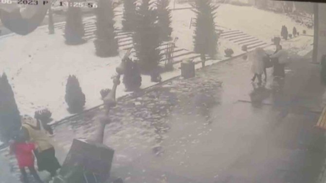 Yıkılan Minarenin Altında Kalmaktan Son Anda Kurtuldular