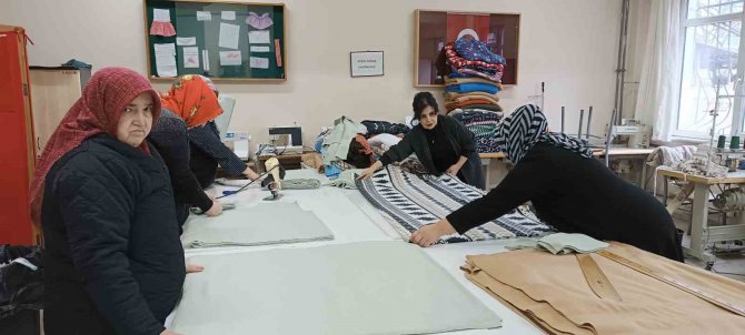 "En İyi Biz Anlarız" Diyen Girişimci Kadınlar Depremzedeler İçin Kolları Sıvadı
