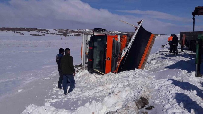 Kırıkkale’de Kar Küreme Aracı Devrildi, Sürücü Hafif Yaralandı