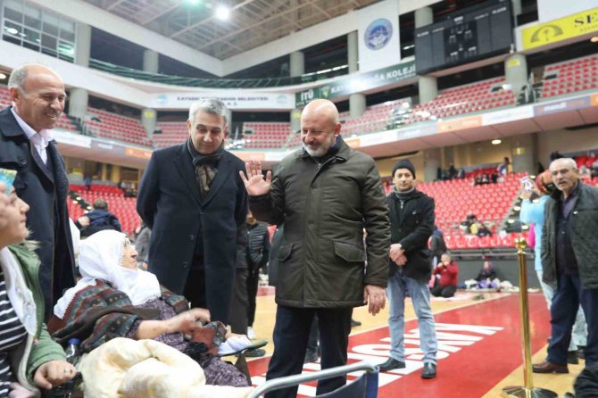 Başkan Çolakbayrakdar, Geceyi Tesislerde Geçiren Vatandaşları Ziyaret Etti