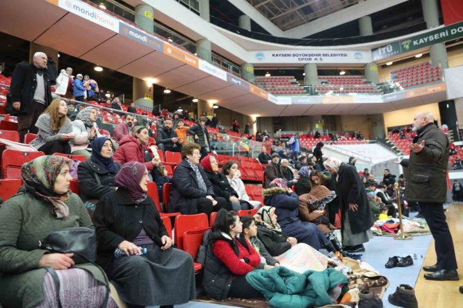 Başkan Çolakbayrakdar, Geceyi Tesislerde Geçiren Vatandaşları Ziyaret Etti