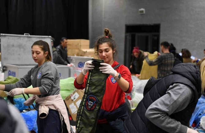 Konyaaltılı Lina’dan Deprem Bölgesine Duygu Dolu Yardım