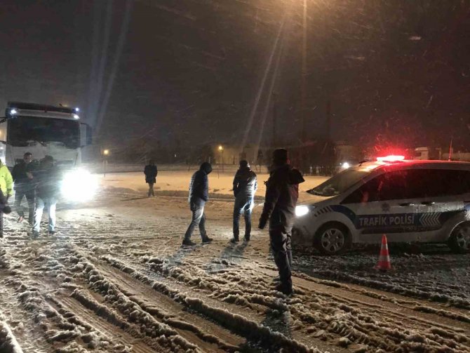 Konya’nın Şehirler Arası Yollarında Kar Ve Tipi Engeli