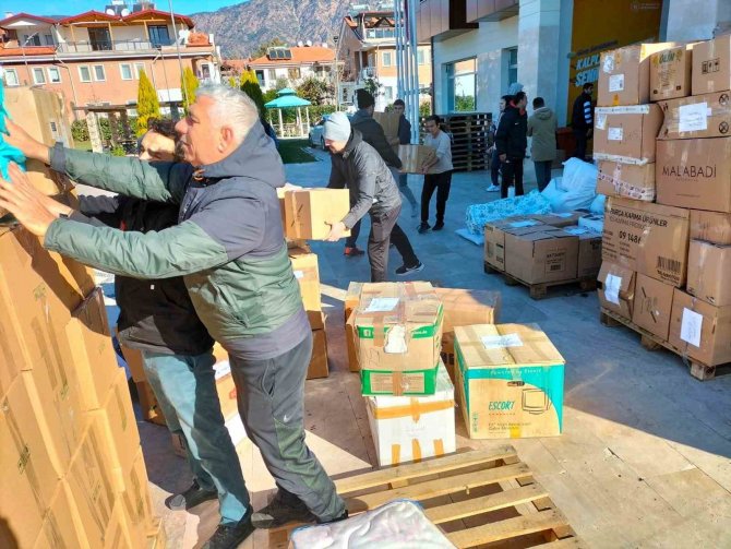 Köyceğiz’de Depremzedeler İçin Yardım Kampanyası Devam Ediyor