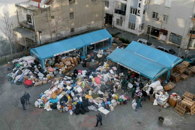 Yardım Kamyonları Kuşadası’ndan Afet Bölgesine Doğru Yola Çıktı