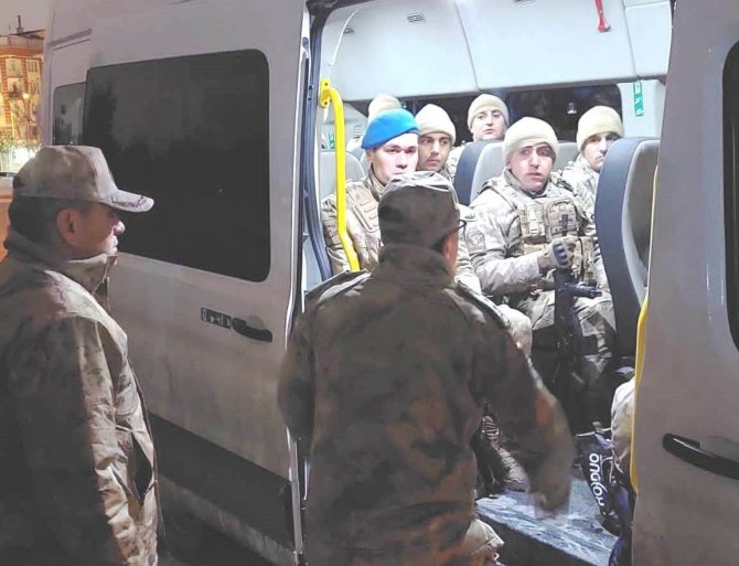 Kütahya İ̇l Jandarma Komutanlığı 84 Personel İle Deprem Bölgesinde