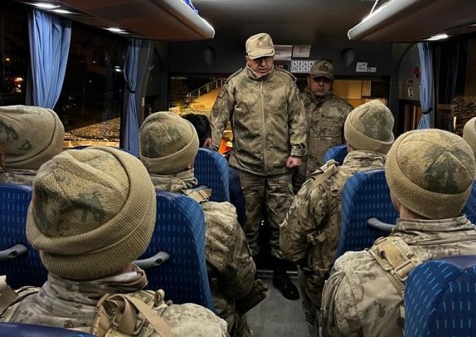 Kütahya İ̇l Jandarma Komutanlığı 84 Personel İle Deprem Bölgesinde