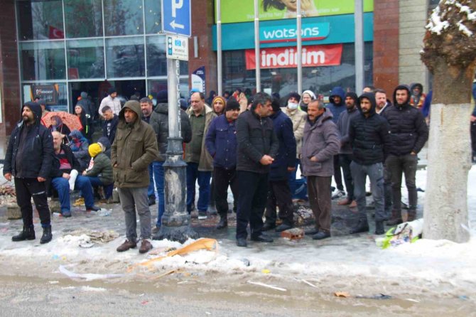Malatya’da Ekipler 33 Saattir Arama Kurtarma Çalışmalarını Sürdürüyor