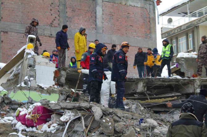 Malatya’da Ekipler 33 Saattir Arama Kurtarma Çalışmalarını Sürdürüyor