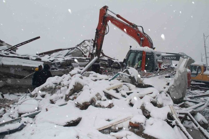 Deprem Bölgesinde Kar Altında Zamanla Yarış