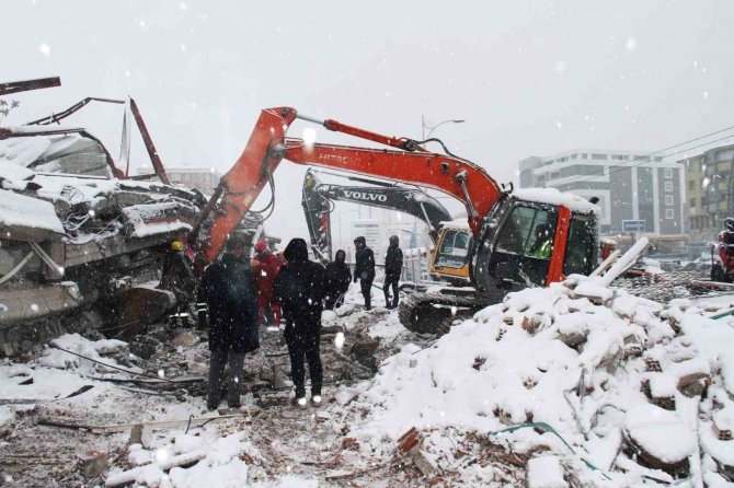 Deprem Bölgesinde Kar Altında Zamanla Yarış