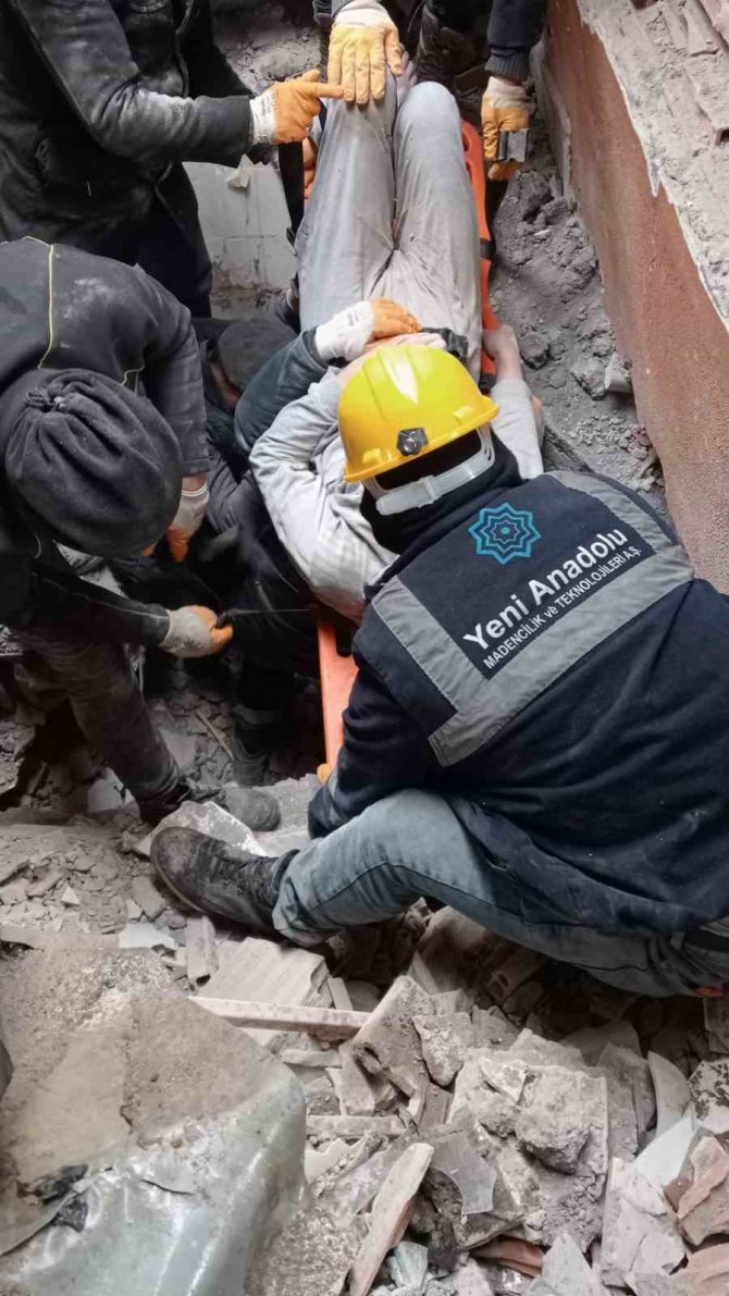 Madenciler Enkazdan Hayat Kurtarmaya Başladı