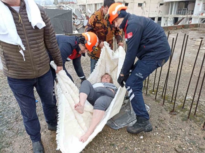 Mardin Büyükşehir Belediyesi Ekipleri 2 Kişiyi Enkaz Altından Çıkardı