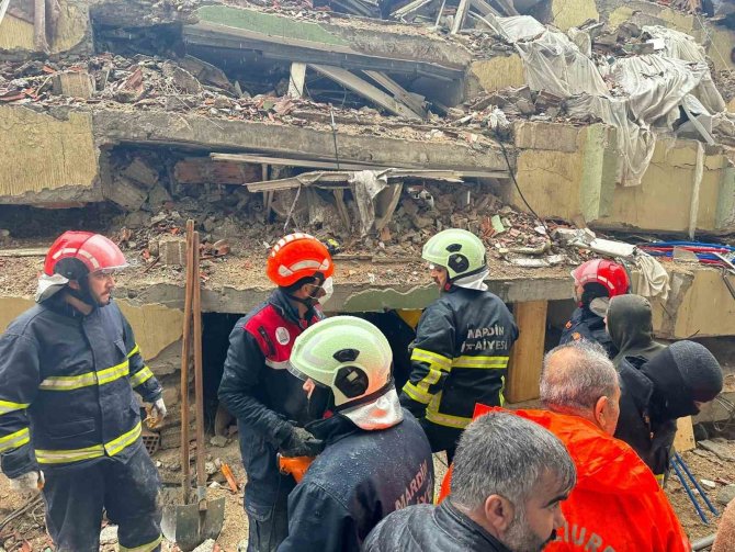 Mardin Büyükşehir Belediyesi Ekipleri 2 Kişiyi Enkaz Altından Çıkardı