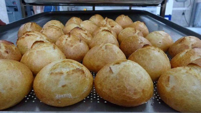 Meslek Lisesinde Depremzedeler İçin Günde 15 Bin Ekmek Üretiliyor