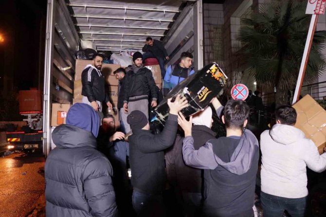 İ̇zmit Belediyesi’nin 2 Yardım Tırı Afet Bölgesine Ulaşmak Üzere
