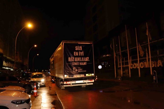İ̇zmit Belediyesi’nin 2 Yardım Tırı Afet Bölgesine Ulaşmak Üzere
