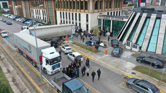 Başiskele’de Depremzedeler İçin 4 Tır Dolusu Yardım Malzemesi Toplandı