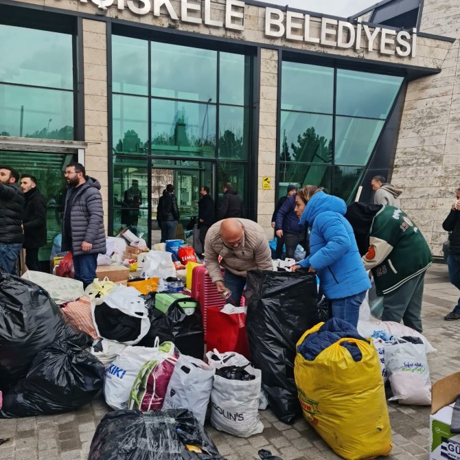 Başiskele’de Depremzedeler İçin 4 Tır Dolusu Yardım Malzemesi Toplandı