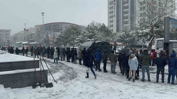 Niğde’de Kar Altında Kan Bağışı Kuyruğu