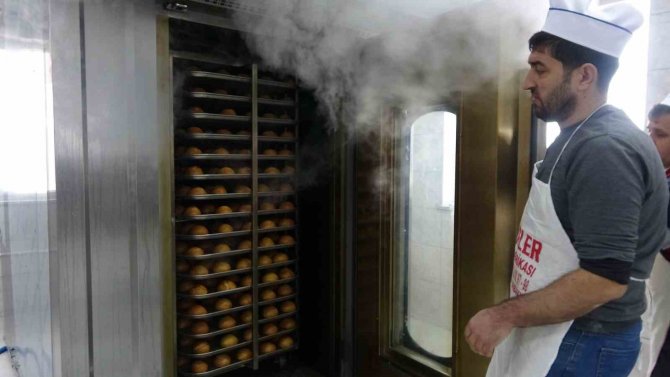 Meslek Lisesinde Depremzedeler İçin Günde 15 Bin Ekmek Üretiliyor