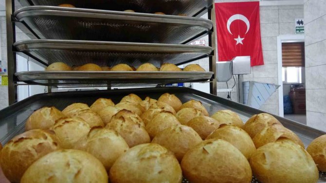 Meslek Lisesinde Depremzedeler İçin Günde 15 Bin Ekmek Üretiliyor