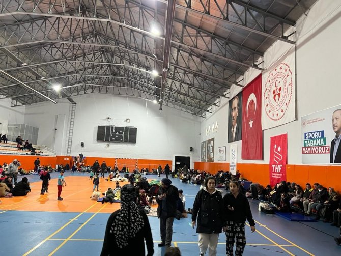 Depremde Evlere Giremeyen Niğdeliler, Dışarıda Geceledi
