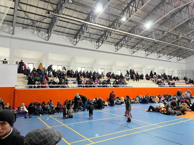 Depremde Evlere Giremeyen Niğdeliler, Dışarıda Geceledi