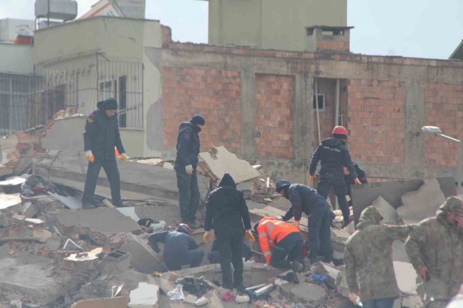 Hatay’dan Bir Güzel Haber Daha: 28 Saat Sonra 2 Kişi Daha Enkazdan Sağ Olarak Kurtarıldı