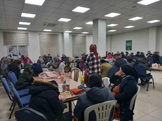 Büyükşehir Belediyesinden Deprem Korkusu Yaşayan Mersinlilere Destek