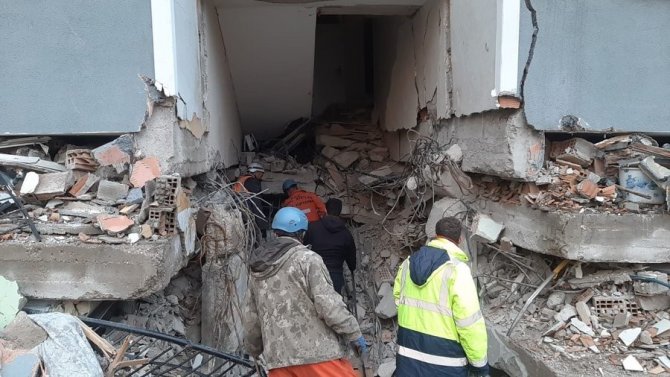 Msb: “5’inci Kolordu İ̇stihkam Alayımızın Doğal Afetler Arama Kurtarma Timi Enkazdan Bir Anne İle Çocuklarını Kurtardı”
