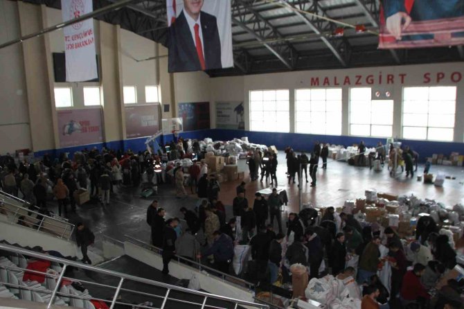 Malazgirt’te Depremzedeler İçin Yardım Kampanyası