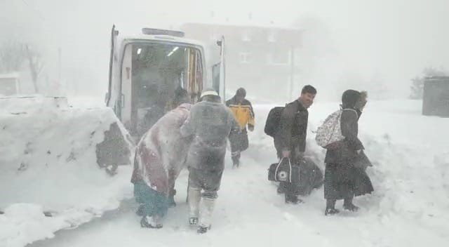 Ordu’da Hastalanan Kadın, Karla Kaplı Yolda Kepçe İle Ambulansa Taşındı