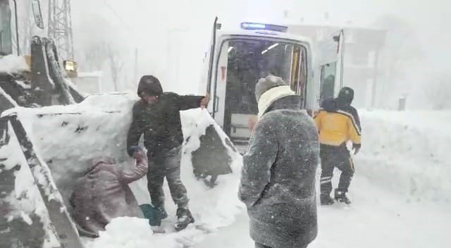 Ordu’da Hastalanan Kadın, Karla Kaplı Yolda Kepçe İle Ambulansa Taşındı