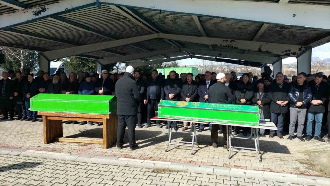 Depremde Ölen Yaşlı Çift Son Yolculuğuna Uğurlandı