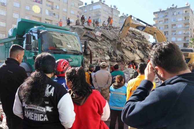 Depremin 32. Saatinde De Çalışmalara Umutlu Bekleyişler Eşlik Ediyor