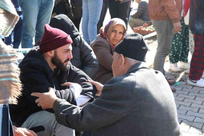 Depremin 32. Saatinde De Çalışmalara Umutlu Bekleyişler Eşlik Ediyor
