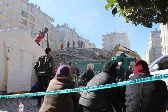 Depremin 32. Saatinde De Çalışmalara Umutlu Bekleyişler Eşlik Ediyor
