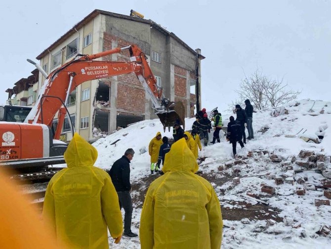 Pursaklar Belediyesi Arama-kurtarma Ekipleri Hayat Kurtarıyor