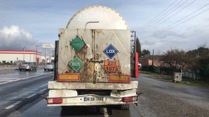 Kamyonet, Tankere Arkadan Çarptı: 1 Yaralı