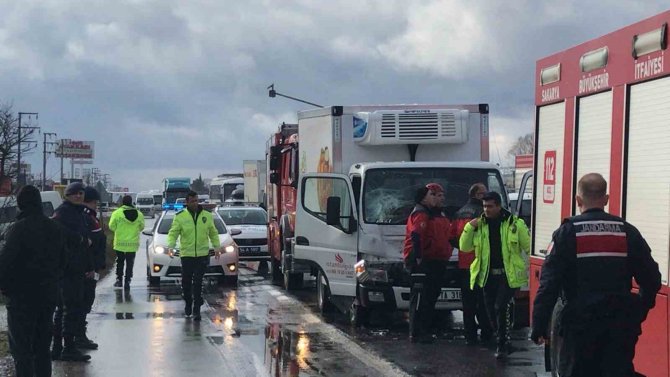 Kamyonet, Tankere Arkadan Çarptı: 1 Yaralı