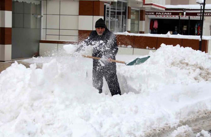 Yaklaşık Bin Yerleşim Yeriyle Ulaşım Kesildi