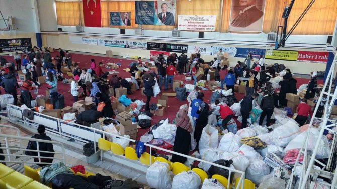 Ülkenin Batısı Deprem Bölgesi İçin Ayakta: Arı Gibi Çalışıyorlar
